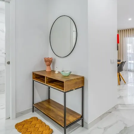 Apartman Sublime And Bright 2 Bdr By Lovelystay